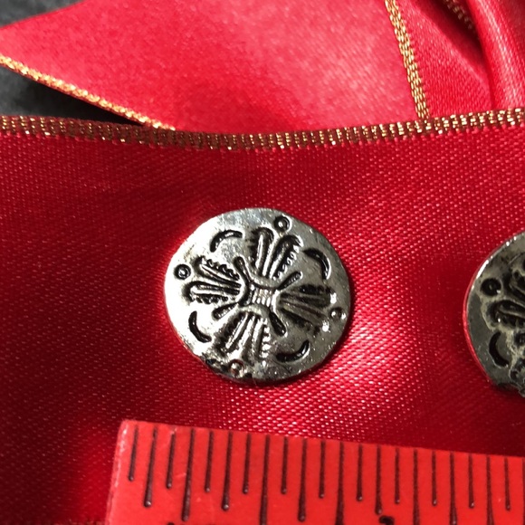 SAND DOLLAR silver tone stud earrings - Picture 4 of 5